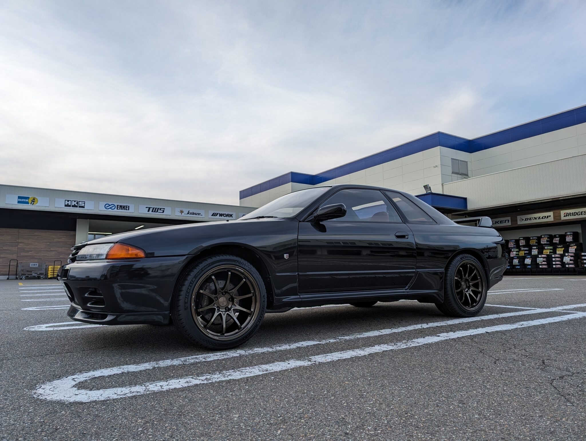 R32型スカイラインGT-R RAYS VOLK RACING CE28 N-plus 18インチ 取付！！｜カルバン 野々市本店ブログ｜カルバン